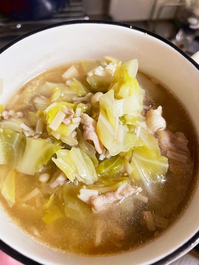 ボリューム満点豚肉とキャベツのスープの写真