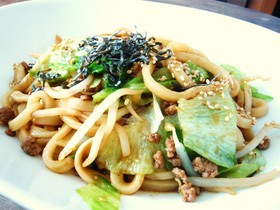 挽肉とレタスの和風焼うどん、塩コンブと