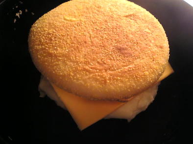 チーズと卵とキャベツのマフィンの写真