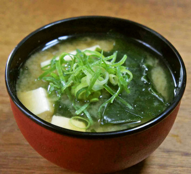 豆腐とわかめの味噌汁の写真