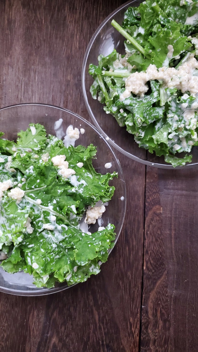 ファーマーズマーケットレストランのケールとキヌアのサラダのレシピ