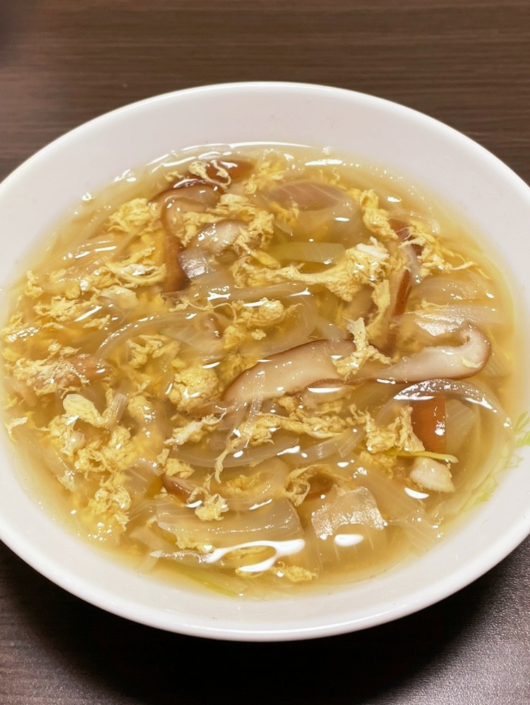 卵と椎茸と玉ねぎのスープの画像