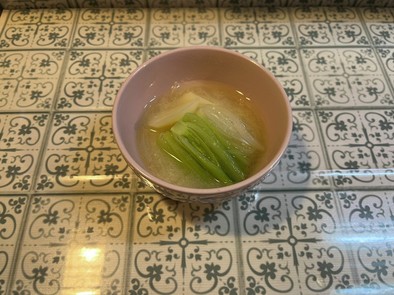栄養満点！小松菜とジャガたまねぎ味噌汁の写真