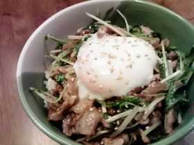 とろとろ豚とシャキっと水菜のすき煮温玉丼