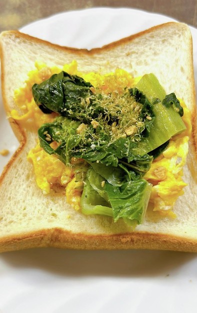 高菜と炒り卵のトーストとろろ昆布味の写真