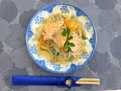 生鮭とカット野菜のワイン蒸しの写真