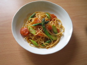アスパラ×トマトのパスタ
