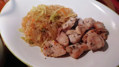 簡単しっとり鶏むね肉ハーブ焼き&野菜炒めの写真