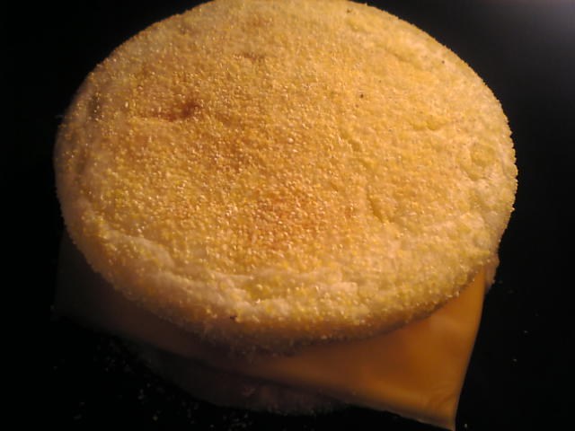 スモークサーモンの玉葱チーズマヨマフィンの画像