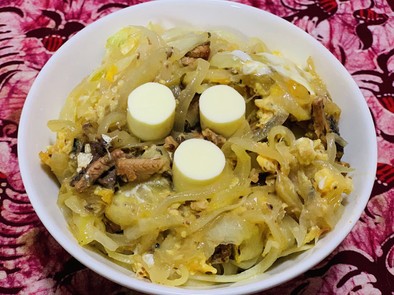 鰯の味噌煮缶と玉葱の卵とじ丼の写真