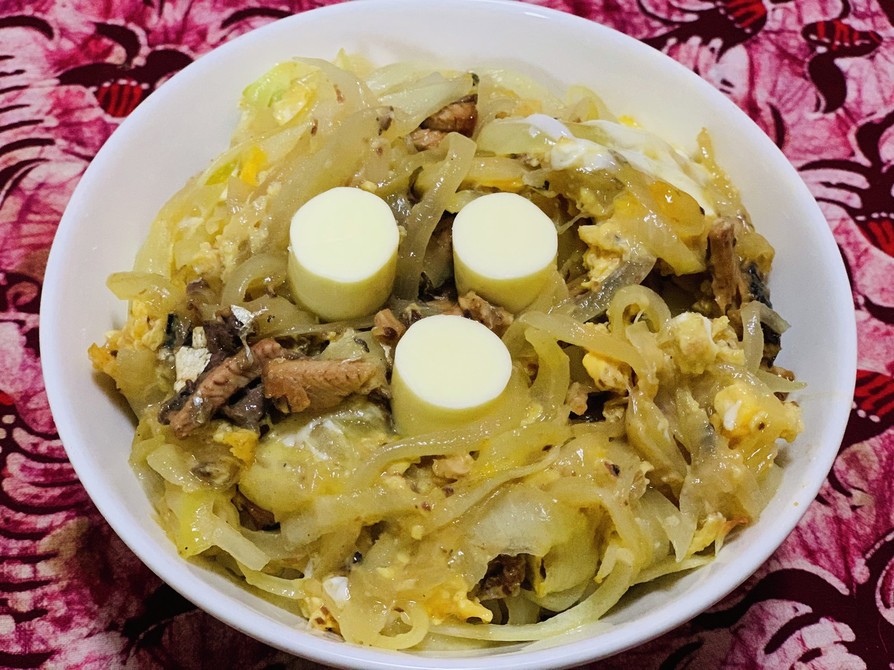 鰯の味噌煮缶と玉葱の卵とじ丼の画像