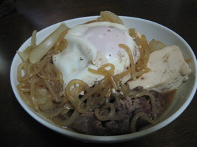 肉豆腐(半熟玉子入り)