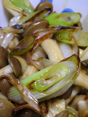 酒のつまみにも♪しめじとネギの炒め物
