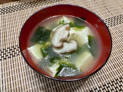 しいたけとワカメの中華スープの写真
