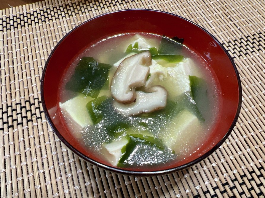 しいたけとワカメの中華スープの画像