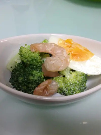 海老・ブロッコリー・卵の簡単ミモザサラダの写真