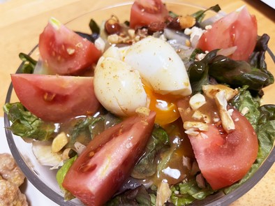 トマトと卵のいろどりサラダ～ナッツ添えの写真