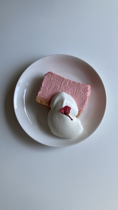 桜と苺のなめらかチーズケーキの写真