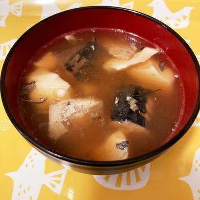 サバ缶とお豆腐の汁物の写真