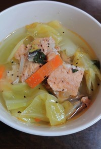 鮭の中骨缶とカット野菜のスープ