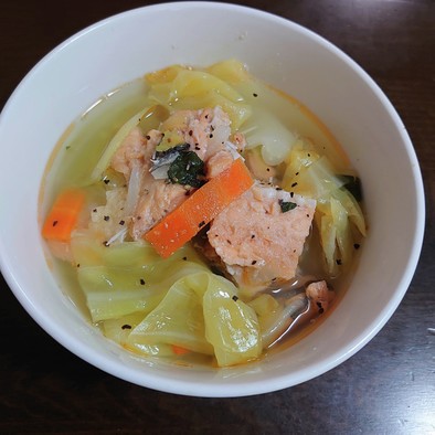 鮭の中骨缶とカット野菜のスープの写真