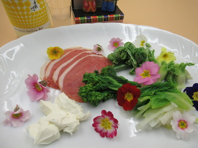 山菜とチーズ、生ハムのサラダの写真