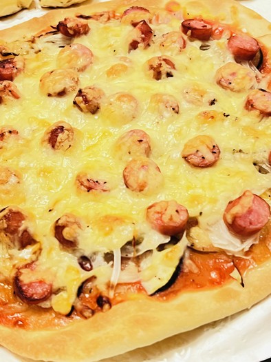 新玉ねぎとウインナー、ナスの簡単ピザの写真