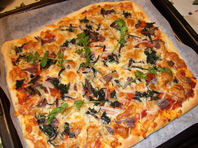 セリとアンチョビーのピザの写真