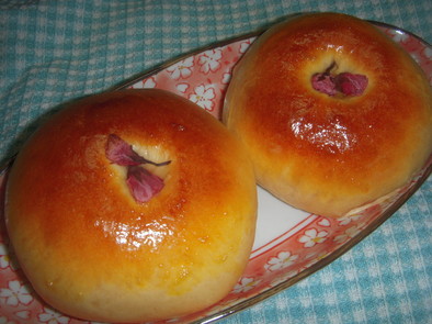 炊飯器で発酵パン（桜あんパン）の写真