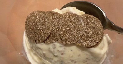 リッチなデザート、トリュフアイスクリームの写真