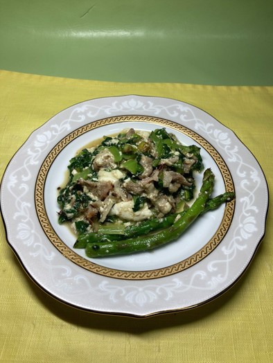 豚肉、小松菜、アスパラ、豆腐の塩麹炒めの写真