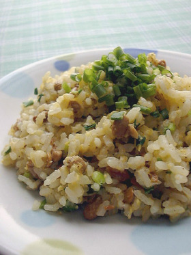 ひとりご飯にレンジでチン♪納豆炒飯