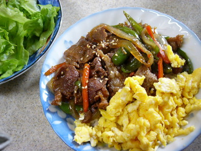 ふわふわ卵とラム肉のビビンバ風丼の写真