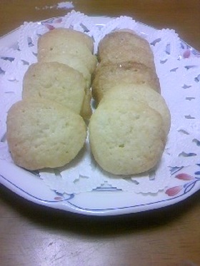 計量カップでクッキー作り