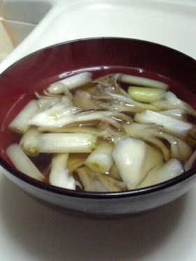 超手抜きな舞茸と長ネギのお吸い物