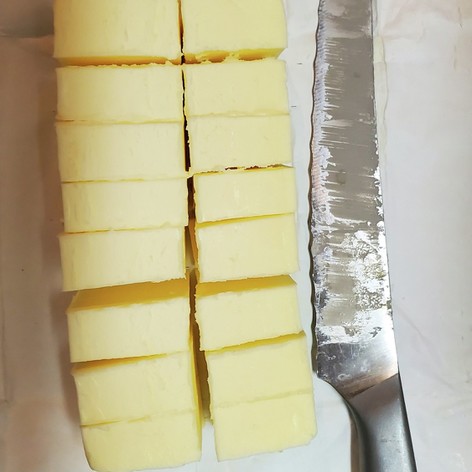 バターのカットはパン切り包丁が一番