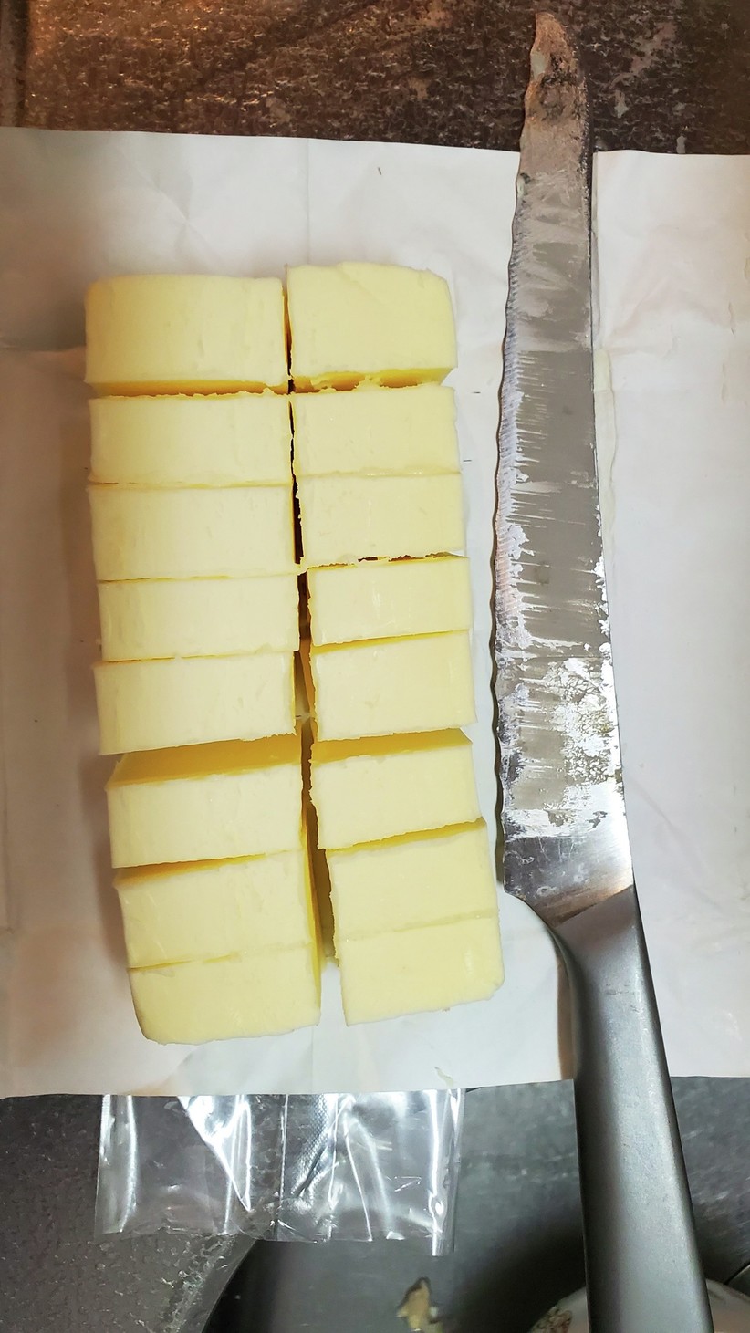 バターのカットはパン切り包丁が一番の画像