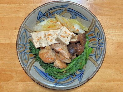 鶏もも肉と豆腐と長葱と春菊と椎茸のうま煮の写真