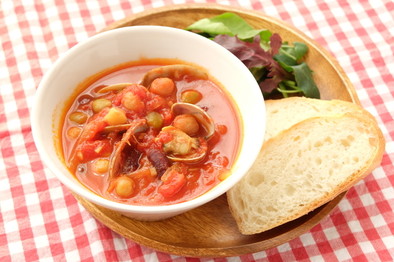 アサリと豆のトマトスープの写真