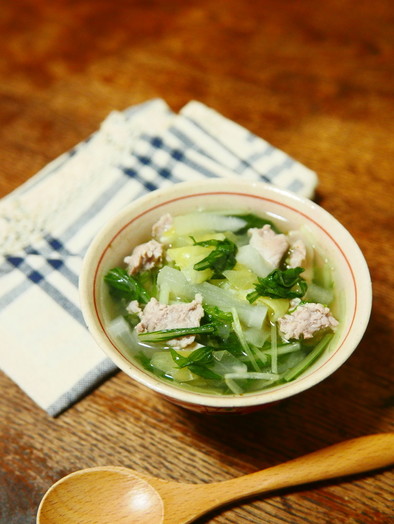 豚肉と大根ときゃべつと水菜のスープの写真