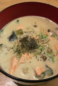 野菜と鮭の豆乳味噌スープ