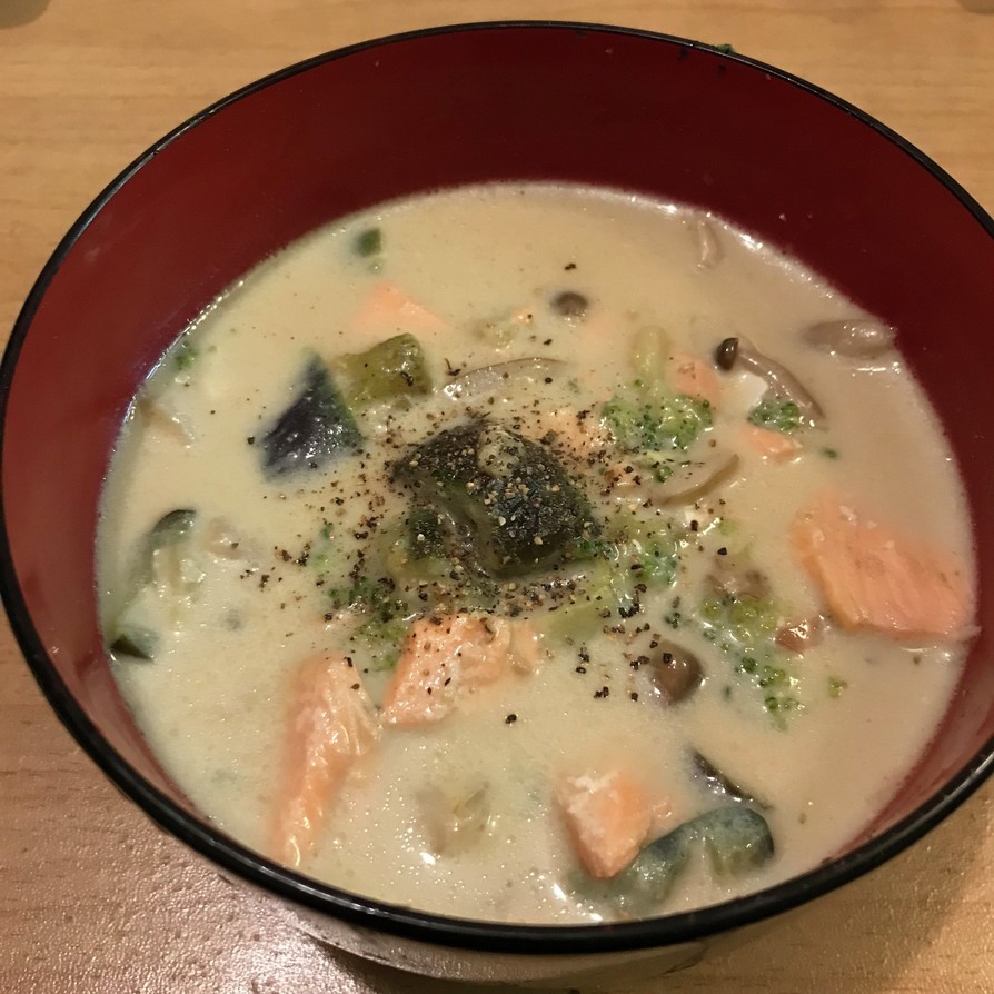 野菜と鮭の豆乳味噌スープの画像