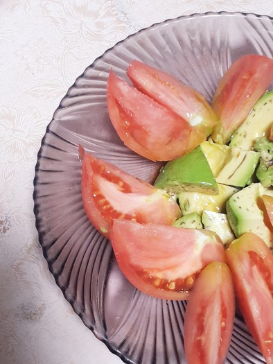 簡単★トマトとアボカドの特製ソースサラダの写真