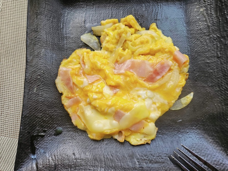 新玉ねぎとベーコンのふわとろチーズ卵の画像