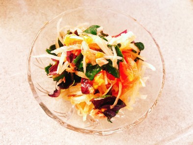 沖縄野菜ハンダマ（金時草）のサラダの写真