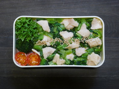 電子レンジで簡単★鶏胸肉と小松菜の丼弁当の写真
