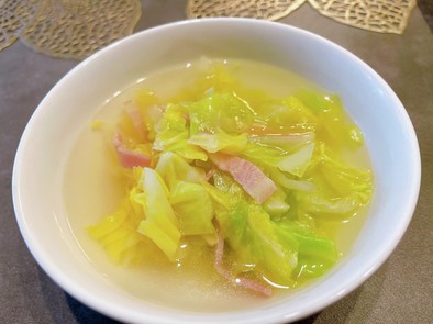 春キャベツとベーコンの中華スープの写真