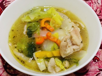 鶏皮と5野菜の塩麹スープの写真