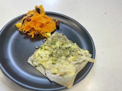 しらすの青海苔ソースピザの写真