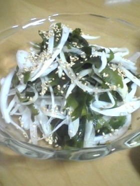 新玉ねぎとわかめのサラダ